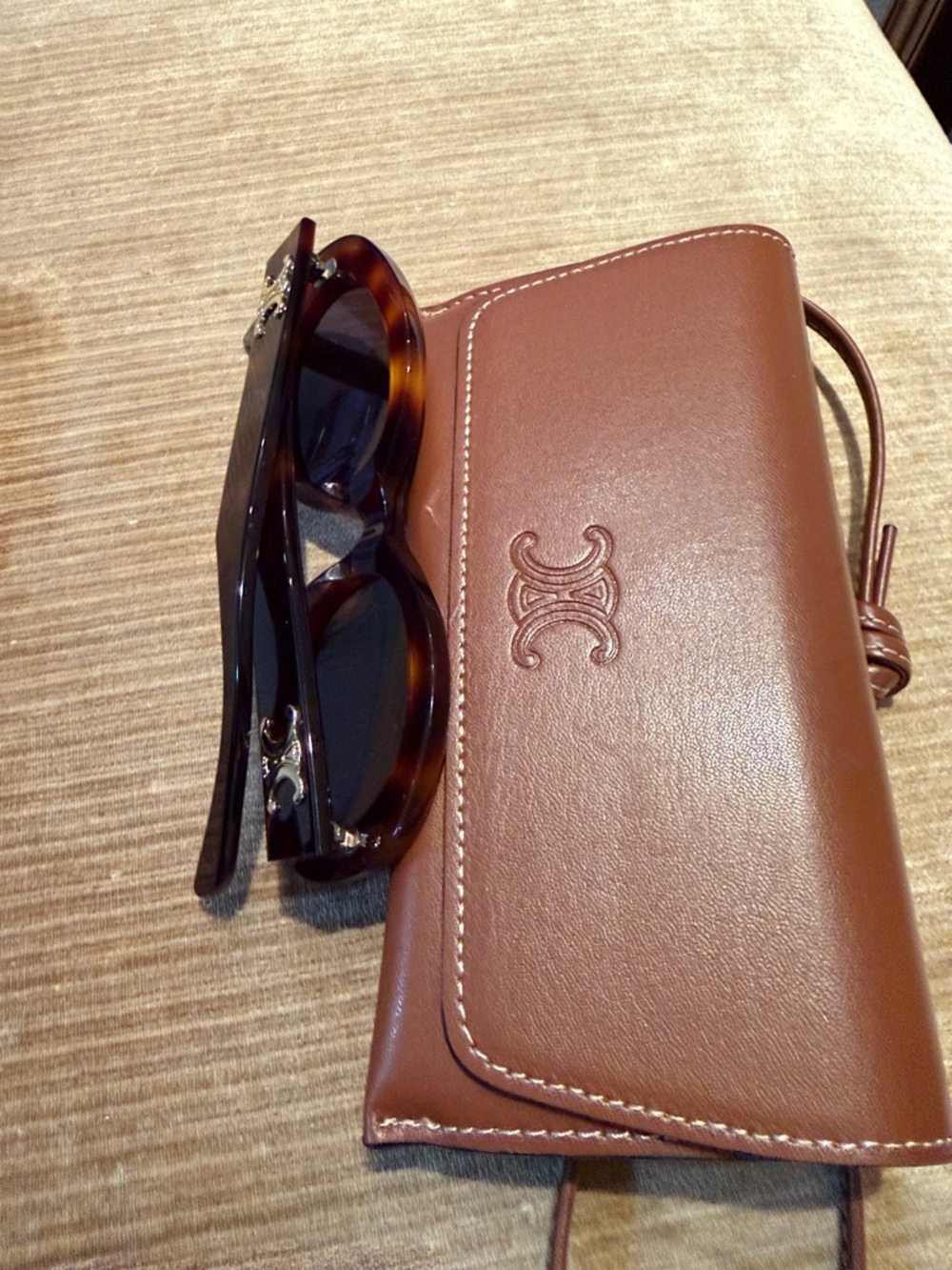 Celine Triomphe CL40194U Oval Sunglasses with Matching Brown Case - Picture 3 of 7